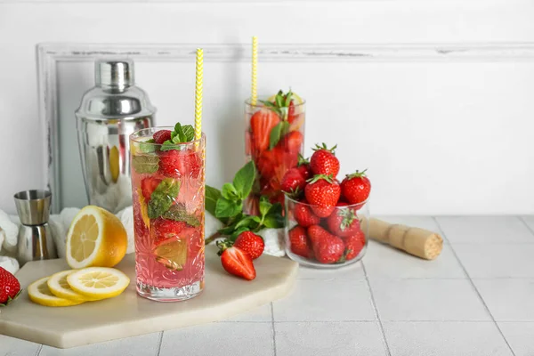 Glas Verse Aardbeien Mojito Met Shaker Jigger Witte Tegel Tafel — Stockfoto