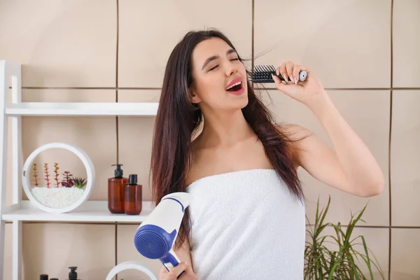 Mulher Muito Jovem Com Secador Cabelo Escova Cantando Banheiro — Fotografia de Stock
