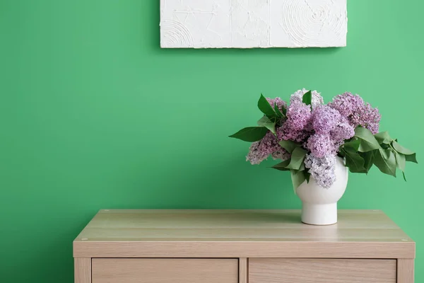 部屋のテーブルの上にライラックの花の花束と花瓶 — ストック写真