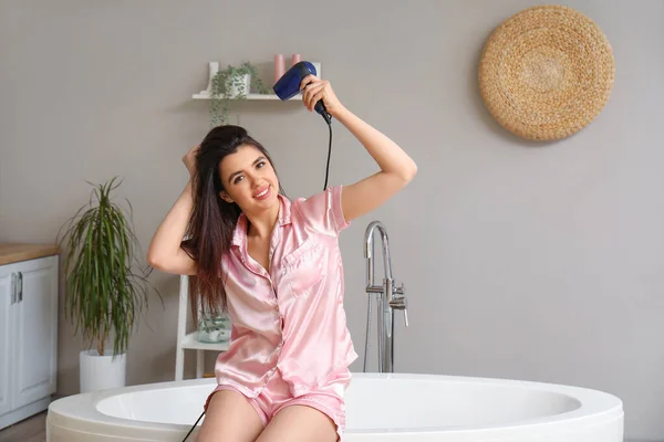 Hübsche Junge Frau Mit Fön Badezimmer — Stockfoto