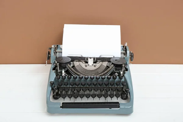 Máquina Escrever Vintage Mesa Madeira Branca Perto Parede Marrom — Fotografia de Stock