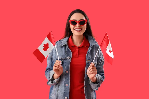 Jeune Femme Avec Des Drapeaux Canada Sur Fond Rouge — Photo