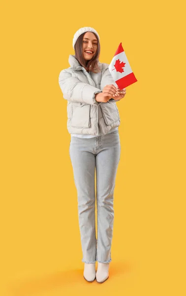 Giovane Donna Cappello Caldo Con Bandiera Del Canada Sfondo Giallo — Foto Stock