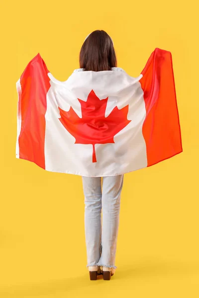 Giovane Donna Con Bandiera Del Canada Sfondo Giallo Vista Posteriore — Foto Stock