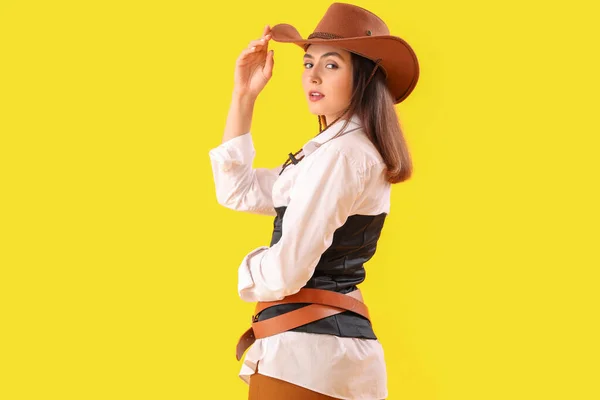 Gyönyörű Cowgirl Sárga Háttér — Stock Fotó