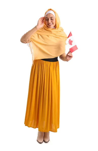 白い背景にカナダの旗を持つ若いイスラム教徒の女性 — ストック写真
