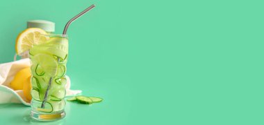 Turkuaz zemin üzerine serpiştirilmiş salatalık suyu ve metin için boşluk