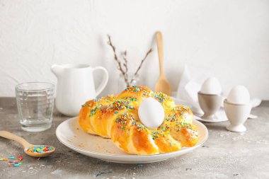 Lezzetli İtalyan Paskalya ekmeği ve yumurtalı tabak.