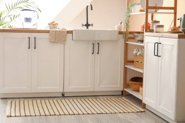 Modern mutfakta yerde şık bir halı.