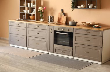 Modern mutfağın içinde şık bir halı var.