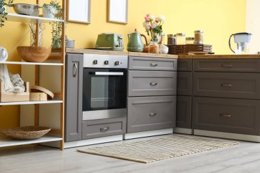 Modern mutfağın içinde şık bir halı var.