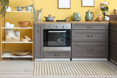 Modern mutfağın içinde şık bir halı var.