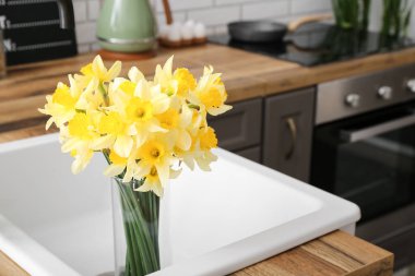 Küvette çiçek açan vazo, yakın plan.