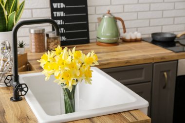 Küvette çiçek açan vazo, yakın plan.