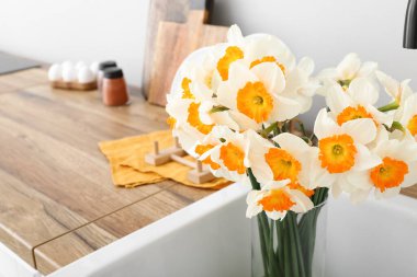 Küvette çiçek açan vazo, yakın plan.