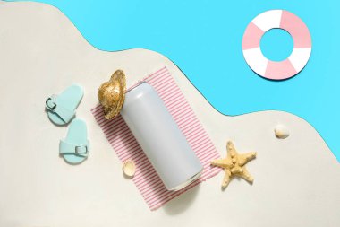 Arka planda plaj dekoru olan bir kutu soda.