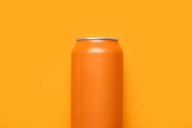 Turuncu arka planda bir kutu soda, yakın plan.