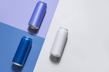 Renkli arka planda taze soda kutuları