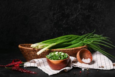 Koyu yeşil soğanlı kase ve hasır sepet.