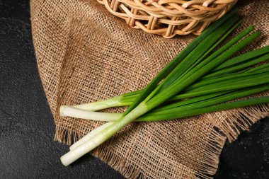 Koyu arka plan üzerinde taze yeşil soğan