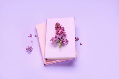 Renk arkaplanındaki not defterlerindeki leylak dalı