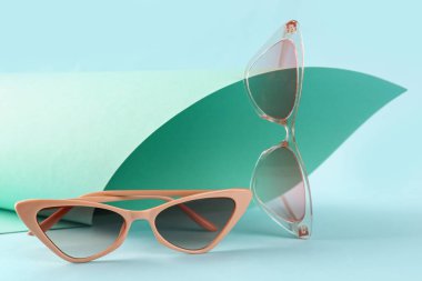 Renkli arkaplanda şık güneş gözlükleri