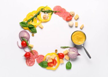 Beyaz arka planda pizza hazırlamak için malzemeden yapılmış çerçeve