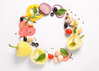 Beyaz arka planda pizza hazırlamak için malzemeden yapılmış çerçeve