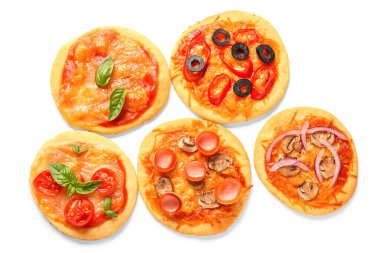 Beyaz arka planda farklı lezzetli mini pizzalar.