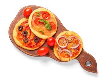 Beyaz arka planda farklı lezzetli mini pizzalar olan tahta