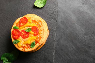 Siyah arkaplanda lezzetli mini pizzalar olan tahta