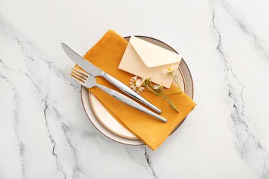 Beyaz grunge arkaplan üzerinde zarf ile şık tablo ayarları