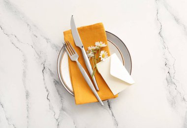 Beyaz grunge arkaplan üzerinde zarf ile şık tablo ayarları