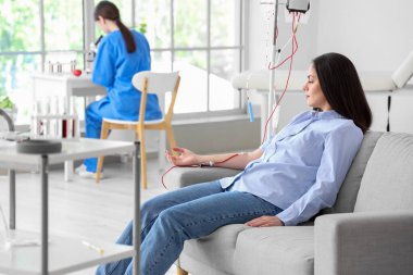 Klinikte kan bağışlayan genç bir kadın.