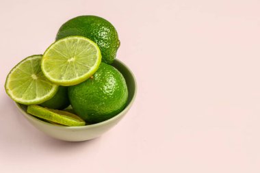 Beyaz arka planda taze limonlu kase