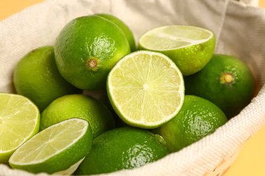 Taze limonlu hasır kase, yakın plan.