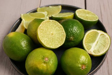 Gri ahşap arka planda taze limon tepsisi