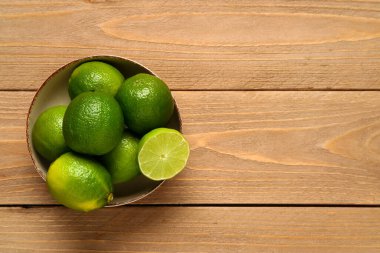 Ahşap arka planda taze limonlu kase