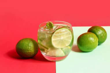 Renkli arka planda soğuk mojito ve limon.