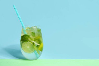 Mavi arka planda bir bardak soğuk mojito.
