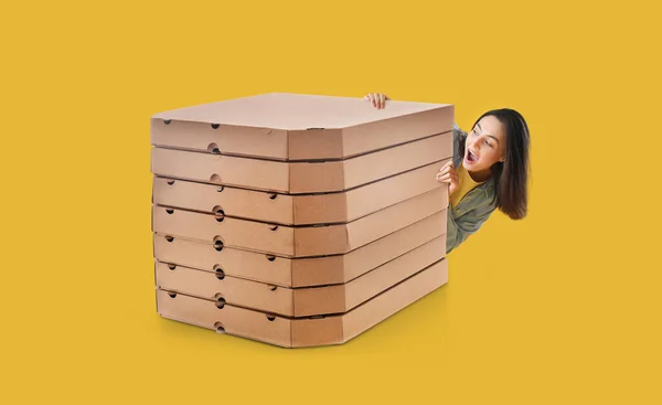 Szczęśliwa Młoda Kobieta Wieloma Dużymi Pudełkami Pizzy Żółtym Tle — Zdjęcie stockowe