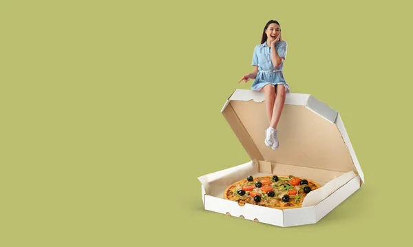 Szczęśliwa Młoda Kobieta Siedzi Dużym Pudełku Pizzy Tle Koloru — Zdjęcie stockowe