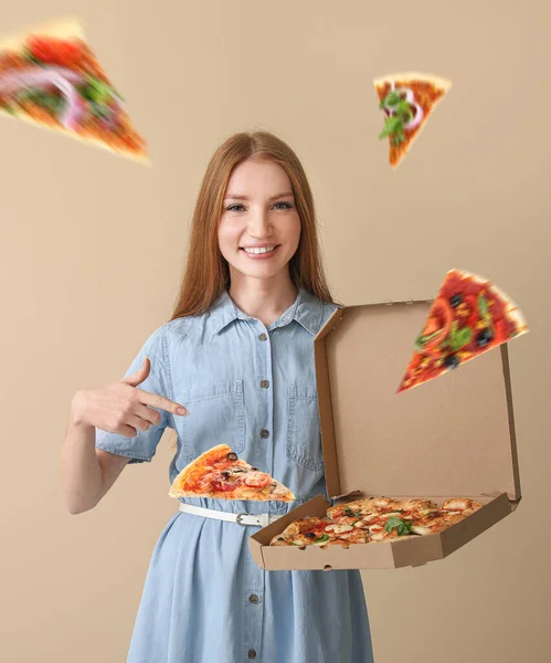 Mulher Bonita Com Pizza Saborosa Fundo Bege — Fotografia de Stock
