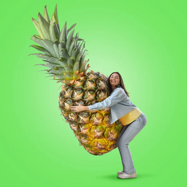 Glückliche Junge Frau Mit Großer Reifer Ananas Auf Grünem Hintergrund — Stockfoto