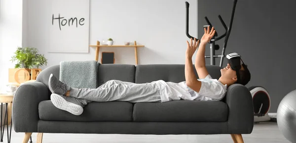 Young Man Virtual Reality Glasses Lying Sofa Home — Stock Photo, Image