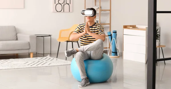 Young Man Virtual Reality Glasses Practicing Yoga Home — Stock Photo, Image