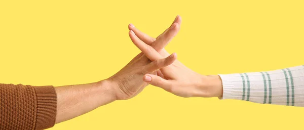 Man Vrouw Hand Hand Gele Achtergrond — Stockfoto