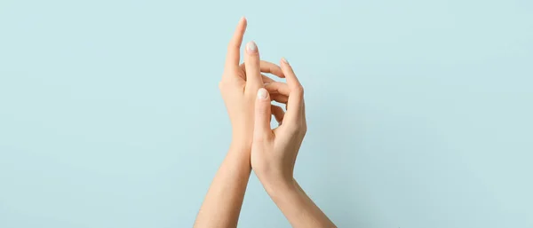 Mãos Femininas Com Bela Manicure Fundo Claro — Fotografia de Stock