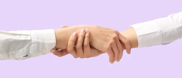 Ділові Жінки Тримають Руки Разом Бузковому Фоні — стокове фото