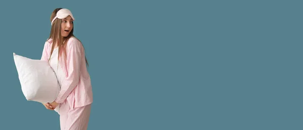 Verrast Vrouw Pyjama Met Kussen Slaapmasker Kleur Achtergrond Met Ruimte — Stockfoto